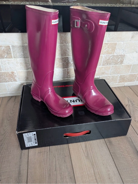 Hunter Shoes - Hunter Women's Tall Gloss Rain Boots in Berry Pink